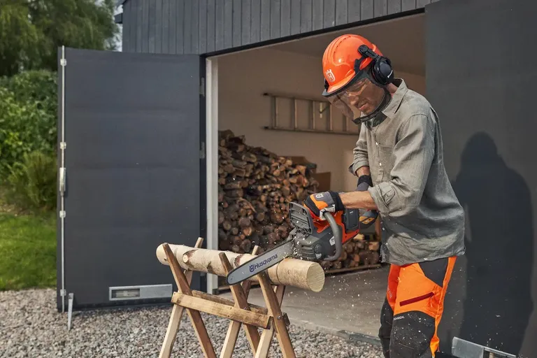 Motorsag, Husqvarna 225i med batteri og lader